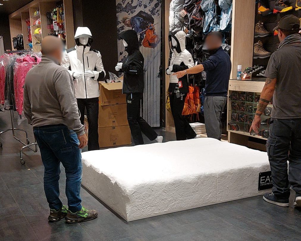 EA7 Winter Games installation process at Maxi Sport Merat