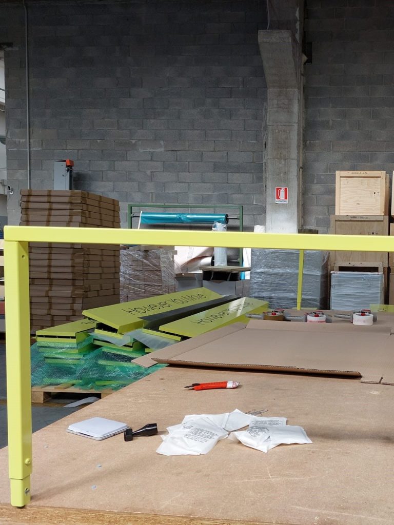H&M Move display structure during production and assembly in the workshop