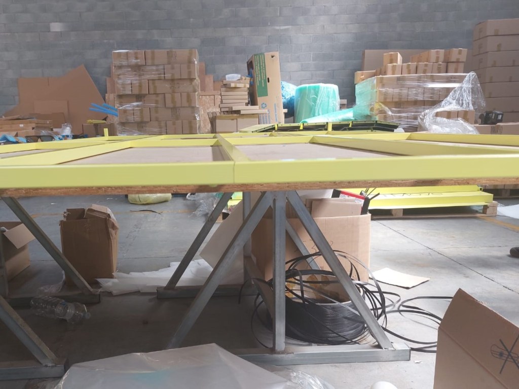 H&M Move display structure during pre-assembly in the production workshop