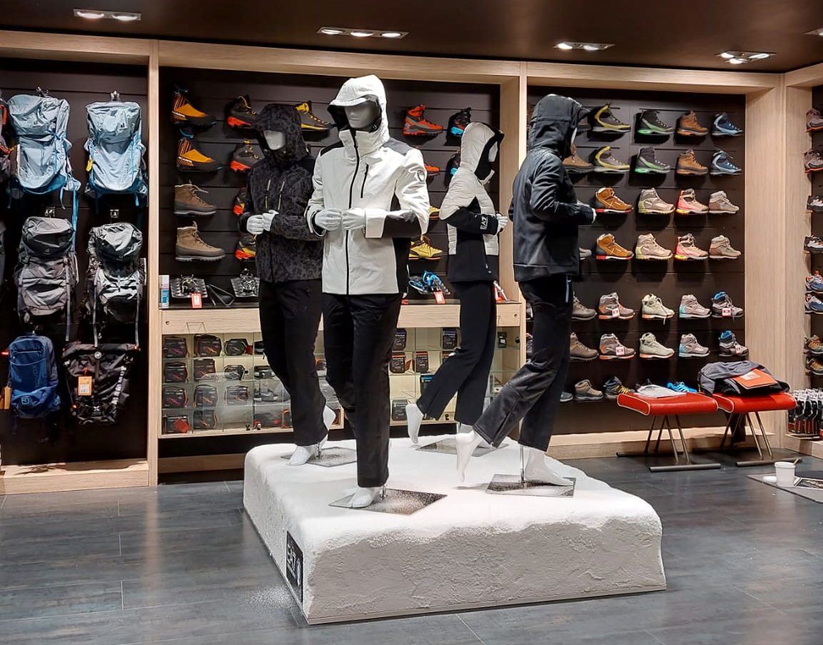 EA7 Winter Games in-store installation at Maxi Sport Merate